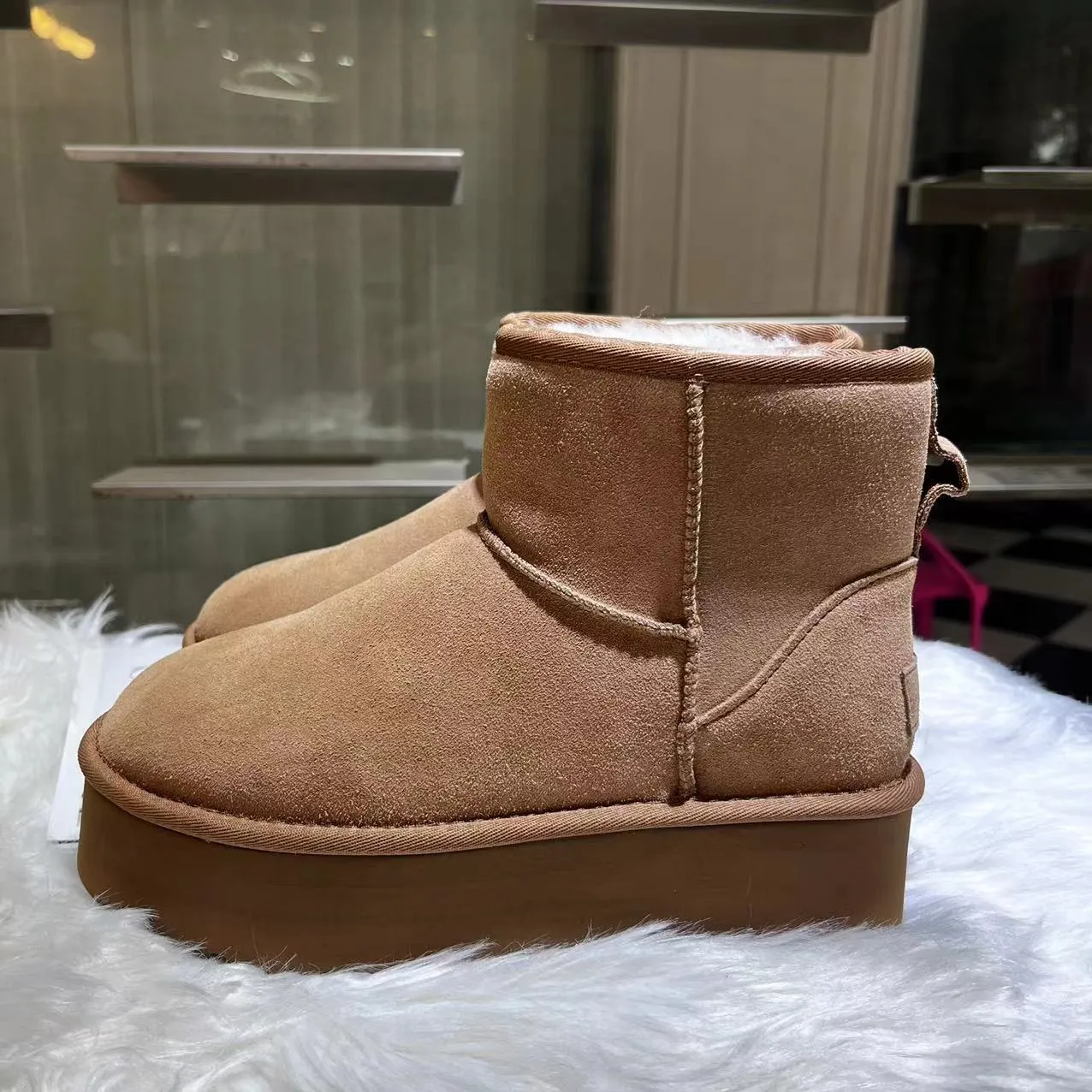 💰520 UGG sheepskin all-in-one snow boots. The official website synchronizes the new autumn and winter women's classic mini (thick sole) short snow boots 1134991, three-layer combination thick sole 5 cm, lightweight and non-slip, suede upper, 17 mm real wool lining, comfortable and casual, simple and fashionable! Color: Maroon Black Military Green Chocolate Size: 35-41